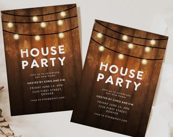 Peut inclure: Une invitation à une fête de crémaillère avec un fond en bois rustique et des guirlandes lumineuses. Le texte indique "House Party" et comprend des détails sur l'événement, notamment la date, l'heure, l'adresse et les informations RSVP.