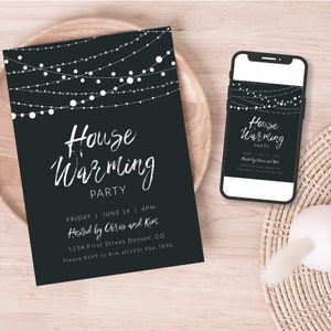 Puede incluir: Una invitación negra para una fiesta de inauguración de casa con texto blanco y diseño de luces de cadena. La invitación incluye el texto "House Warming Party", fecha, hora e información de RSVP. Un smartphone muestra el mismo diseño.