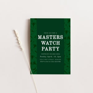 Puede incluir: Una invitación verde con texto blanco para una fiesta de observación del Masters. La invitación incluye la fecha, la hora, la ubicación y la información de RSVP. El fondo es un patrón verde de iconos relacionados con el golf.