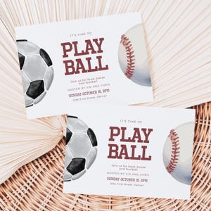 Puede incluir: Dos tarjetas blancas con texto marrón que dice "Es hora de jugar a la pelota." Las tarjetas presentan un balón de fútbol blanco y negro y una pelota de béisbol con costuras rojas. El texto también incluye "Únete a nosotros para comer, beber y jugar al fútbol. Organizado por Jim y Chris. Domingo 15 de octubre, 2:00 PM. 1234 First Street, Denver."