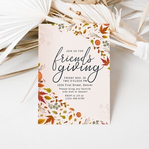 Pu&ograve; includere: Un invito Friendsgiving con uno sfondo rosa tenue, adornato con foglie autunnali, zucche e fogliame. Il testo dell'invito recita "Join us for Friendsgiving" con i dettagli dell'evento, tra cui data, ora e luogo.