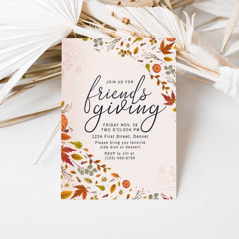 Pu&ograve; includere: Un invito Friendsgiving con uno sfondo rosa tenue, adornato con foglie autunnali, zucche e fogliame. Il testo dell'invito recita "Join us for Friendsgiving" con i dettagli dell'evento, tra cui data, ora e luogo.