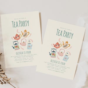 Op de afbeelding: Twee crèmekleurige uitnodigingen voor een theepartij met kleurrijke illustraties van theepotten. De tekst op de uitnodigingen luidt "Join us for a Tea Party" en "Olivia is Four".