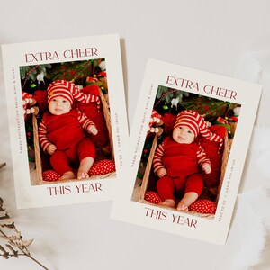 Anuncio de nacimiento Más alegría este año Plantilla de tarjeta navideña con foto: edición y descarga instantáneas