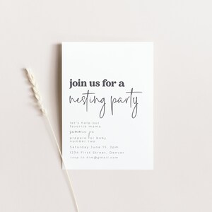 Peut inclure: Une carte blanche avec du texte noir qui dit "join us for a nesting party". Le texte ci-dessous indique "let's help our favorite mama prepare for baby number two". La carte comprend également la date, l'heure, l'adresse et les informations RSVP.