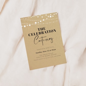 以下が含まれることがあります： 白い紐状の電球と黒い文字で「THE CELEBRATION Continues」と書かれた茶色の紙の招待状。ステファニーとクリスによる、6月15日（日）午前11時、The Smith Home（住所：1234 First Street, Denver）でのパーティーへの招待状です。参加の可否はジルまでご連絡ください。（電話番号：(123) 456-6789）