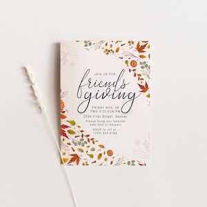 Pu&ograve; includere: Un invito Friendsgiving con sfondo crema e bordo di foglie autunnali. Il testo recita "Join us for Friendsgiving" con i dettagli dell'evento. Il design include zucche e foglie nei toni dell'arancione, del rosso e del verde.