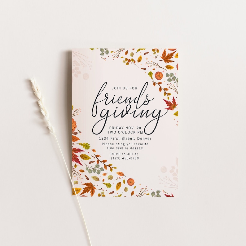 Pu&ograve; includere: Un invito Friendsgiving con sfondo crema e bordo di foglie autunnali. Il testo recita "Join us for Friendsgiving" con i dettagli dell'evento. Il design include zucche e foglie nei toni dell'arancione, del rosso e del verde.