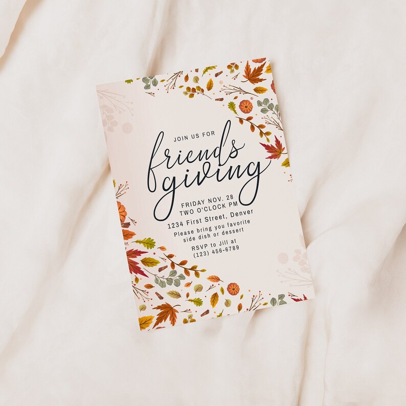 Pu&ograve; includere: Un biglietto d'invito Friendsgiving con sfondo crema e illustrazioni di foglie e zucche autunnali. Il biglietto presenta il testo "Join us for Friendsgiving" in elegante scrittura, insieme ai dettagli dell'evento.