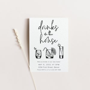 Op de afbeelding: Zwart-witte illustratie van drie cocktails op een witte kaart met de tekst "drinks on the house" en de details van een housewarming party. Het feest is op 5 mei 2021 om 18:00 uur in de 1234 First Street, Denver. RSVP naar Jill op (123) 567-7890.