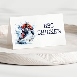 Skate on Over - Hockey Thema Geburtstagsfeier Tischzelt Essen und Trinken Label Tischkarte - Burgund und Blau - Instant Bearbeiten und Herunterladen