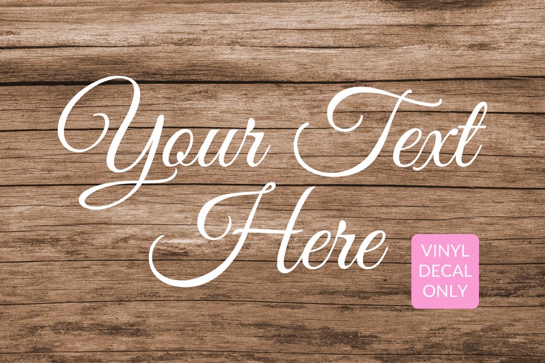 Puede incluir: Texto blanco en cursiva "Your Text Here" sobre un fondo de vetas de madera marr&oacute;n. Un peque&ntilde;o rect&aacute;ngulo rosa en la esquina inferior derecha dice "Vinyl Decal Only".