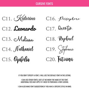 Puede incluir: Una pancarta rosa muestra el texto "CURSIVE FONTS" sobre una selección de ejemplos de fuentes cursivas. Cada fuente está etiquetada con un número y un nombre, como "Katarina" y "Leonardo". Texto adicional proporciona información sobre el uso de fuentes.