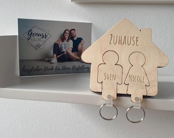 Personalisiertes Schlüsselbrett in Hausform mit Gravur – Schlüsselhalter Holz mit Namen – Geschenk zum Einzug, Hochzeit oder Jahrestag