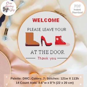 Puede incluir: Un patrón de punto de cruz para un letrero de bienvenida que dice "Bienvenido, Por Favor Deja Tus Zapatos En La Puerta, Gracias". El letrero presenta una bota, un tacón alto y una zapatilla. El patrón tiene 121 puntos de ancho por 113 puntos de alto y está diseñado para tela Aida de 14 puntos, que mide 8,6 pulgadas de ancho por 8 pulgadas de alto.