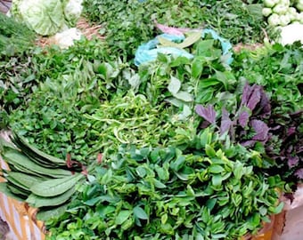 Puede incluir: Una variedad de verduras de hoja verde frescas se muestran en una cesta tejida. Las verduras incluyen hierbas, lechugas y otras verduras de hoja verde.