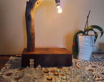 Lampada da tavolo in legno di ulivo e castagno fatto a mano