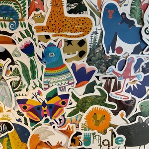 AUTOCOLLANTS FAUNE ET FLORE ! Choisissez 25 ou 50 décalcomanies, de beaux animaux de la jungle vivant en harmonie, des images fantastiques et c'est un sacré bon cadeau !