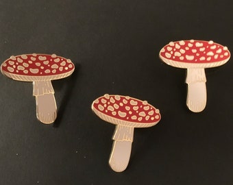 FUNGHI! Spilla/spilla a forma di fungo, spilla smaltata da 3,8 cm. Tutti hanno bisogno di una spilla a forma di fungo, un accessorio a forma di fungo e un regalo davvero azzeccato!