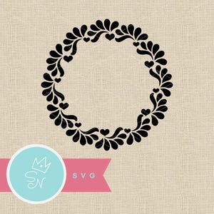 Può includere: Design di ghirlanda floreale nera con accenti a cuore. La ghirlanda è circolare e presenta un motivo ripetuto di foglie e cuori. L'immagine include un cerchio azzurro con una corona e le lettere "SN" e uno striscione rosa con le lettere "SVG".