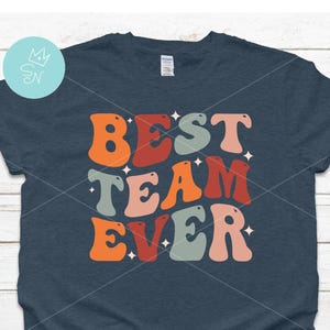 El mejor equipo de todos los tiempos PNG, Mejor amigo de la oficina, Regalo para compañeros de trabajo, Agradecimiento a colegas, Personal escolar, Retro, Diseño de camiseta de trabajo, Equipo de bienvenida, Boho Wavy de los 70