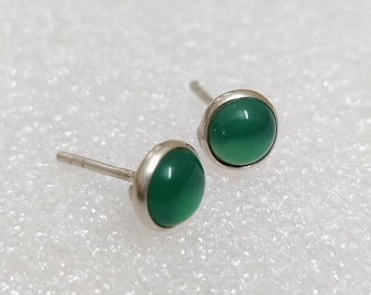 Puces d'oreilles en onyx vert, Puces d'oreilles en argent sterling 925, Petits punaises de pierres précieuses vertes, Boucles d'oreilles vert émeraude, Bijoux à porter au quotidien, Cadeau pour elle