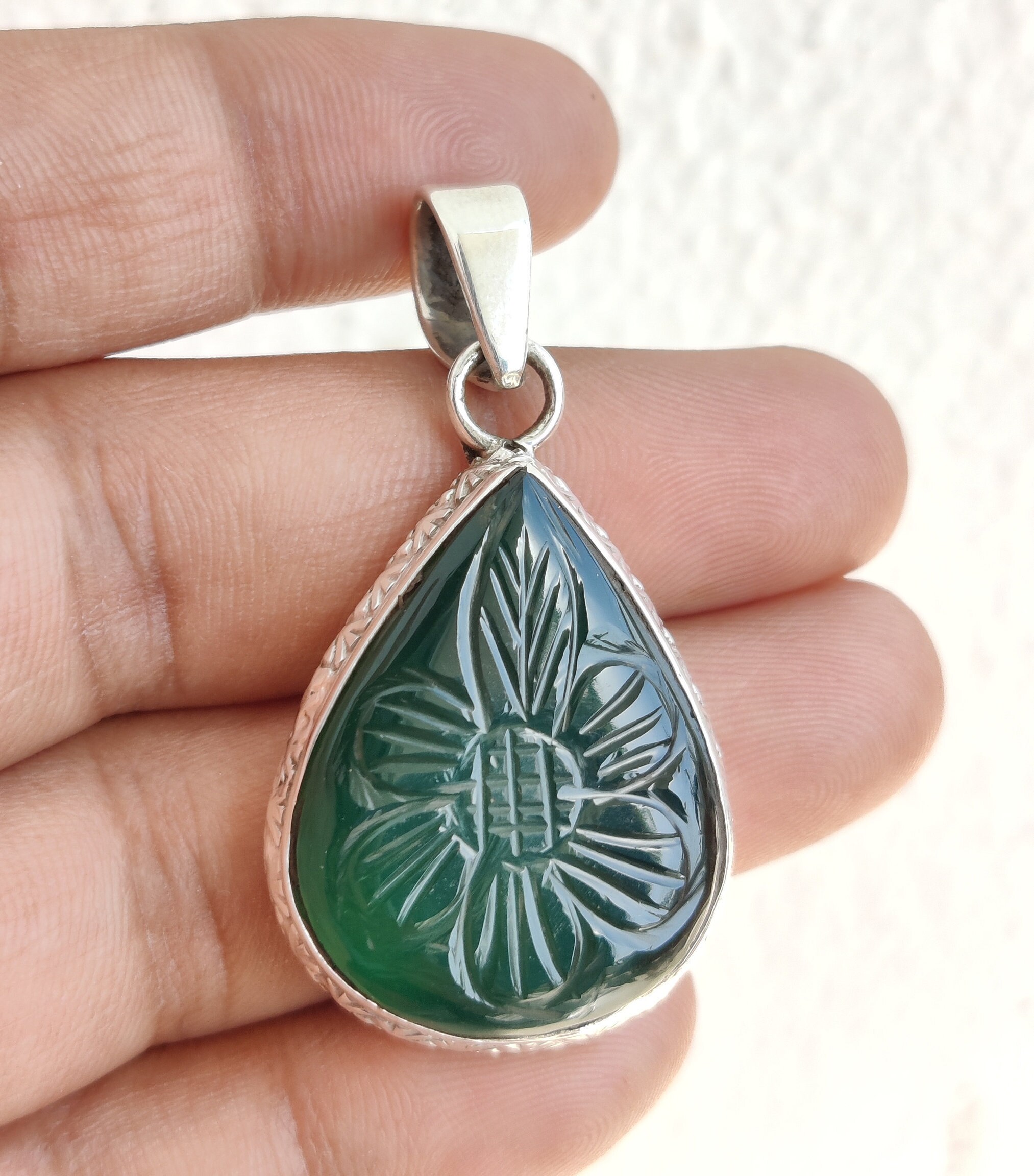 グリーンオニキス彫刻ペンダント、925スターリングシルバーペンダント