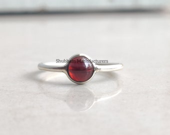 Anel de granada natural, anel de prata de lei 925, anel minimalista com granada pequena, anel com pedra preciosa delicada, anel com pedra do mês de janeiro, anel simples.