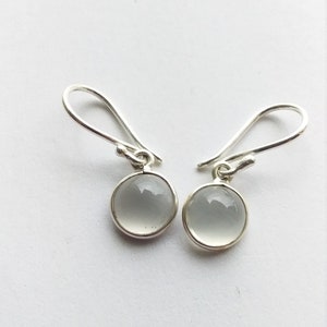 Pendientes de piedra lunar blanca natural, joyería de piedra lunar de plata de ley 925, piedra de nacimiento de junio, pendientes pequeños todos los días, pendientes colgantes de piedra lunar