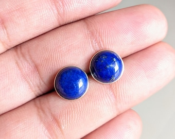 Boucles d’oreilles en lapis lazuli naturel, clous en argent sterling 925, boucles d’oreilles en lapis bleu, clous en pierres précieuses, clous de 10 mm, bijoux en pierre de naissance pour elle