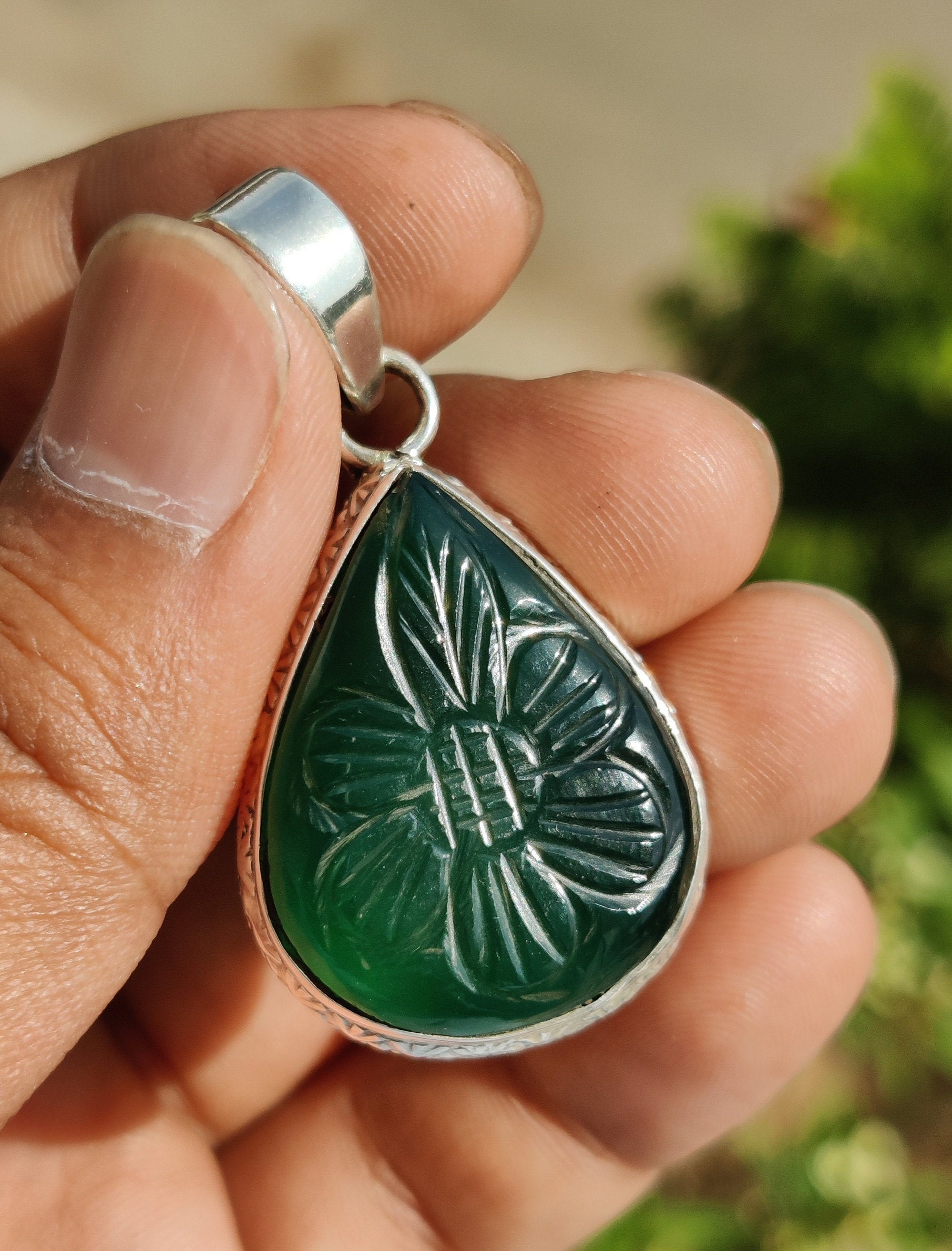 グリーンオニキス彫刻ペンダント、925スターリングシルバーペンダント