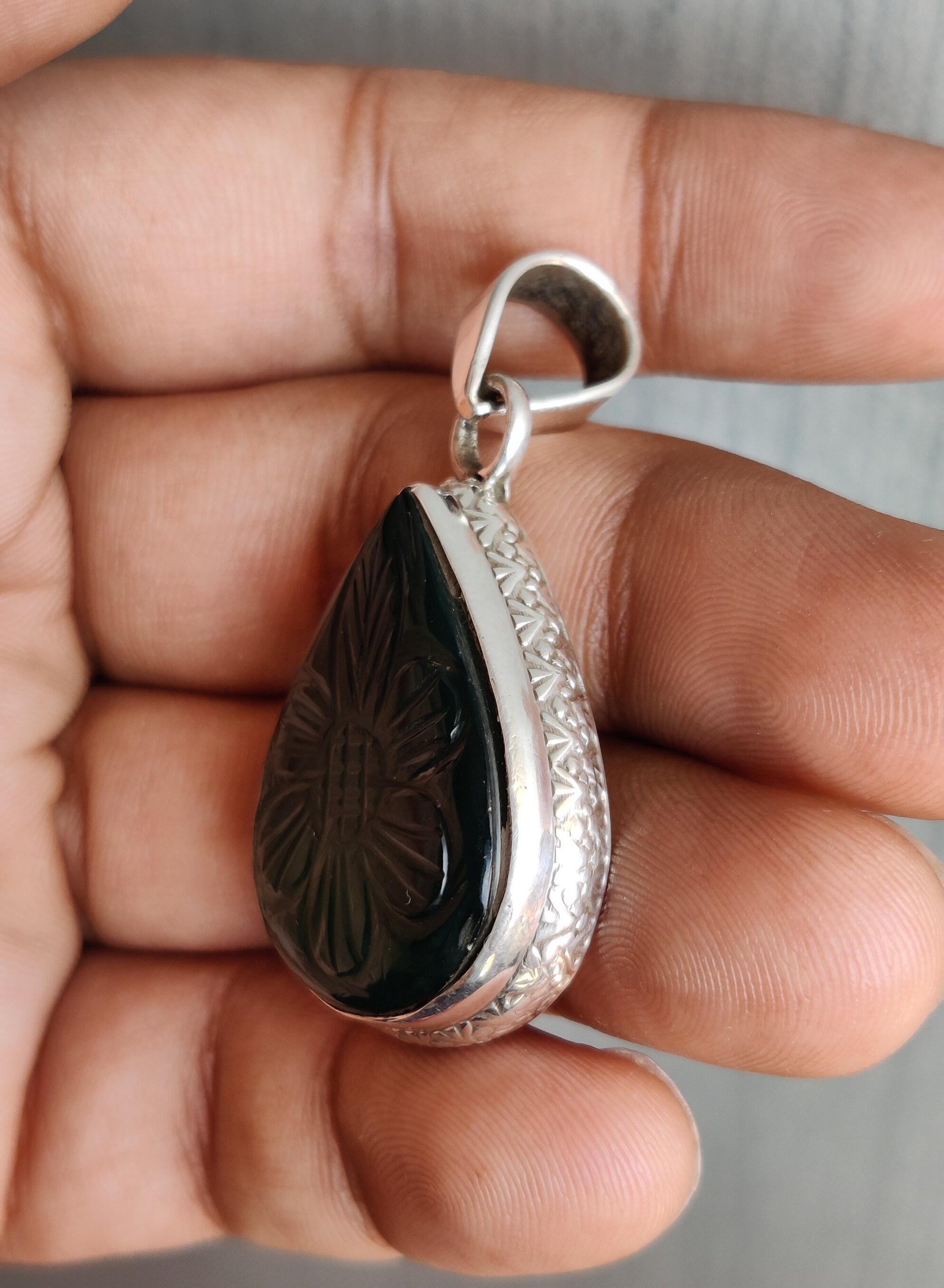 グリーンオニキス彫刻ペンダント、925スターリングシルバーペンダント