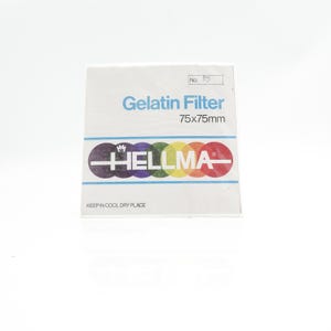以下が含まれることがあります： 正方形の白いゼラチンフィルターのパッケージ、75x75mm。パッケージには、青い文字で「Gelatin Filter」と、ブランド名「HELLMA」が虹色で書かれています。「KEEP IN COOL DRY PLACE」の文字が下部に印刷されています。