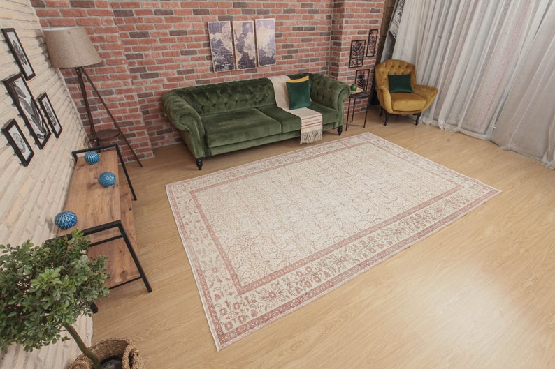 Distressed minimal bedroom rug, 6'3