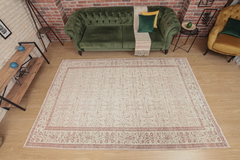 Distressed minimal bedroom rug, 6'3