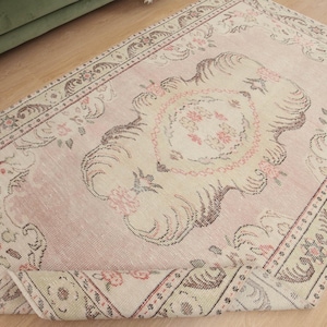 5x9 pastel pink ivory rug, Turkish rug,  bedroom rug, 5&#39;3&quot; X 8&#39;6&quot;  vintage  rug, D83N6994