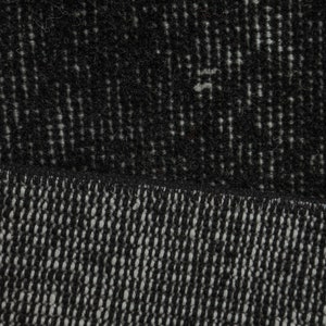 Pode incluir: Close-up de um tecido texturizado preto e branco com um padr&atilde;o sutil. O tecido tem um toque macio e felpudo e &eacute; perfeito para uma variedade de projetos.