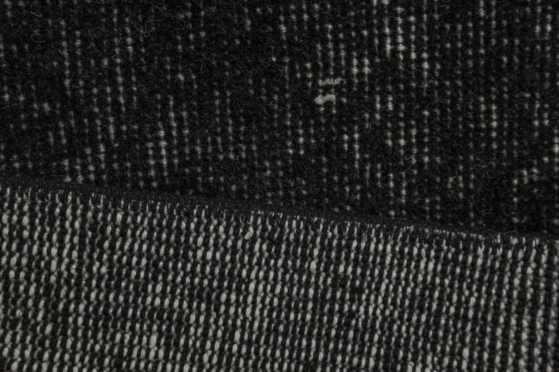 Pode incluir: Close-up de um tecido texturizado preto e branco com um padr&atilde;o sutil. O tecido tem um toque macio e felpudo e &eacute; perfeito para uma variedade de projetos.