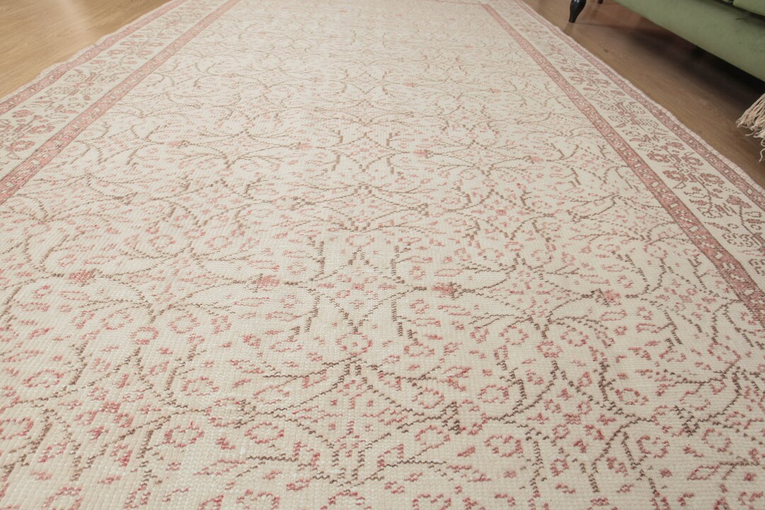 Distressed minimal bedroom rug, 6'3