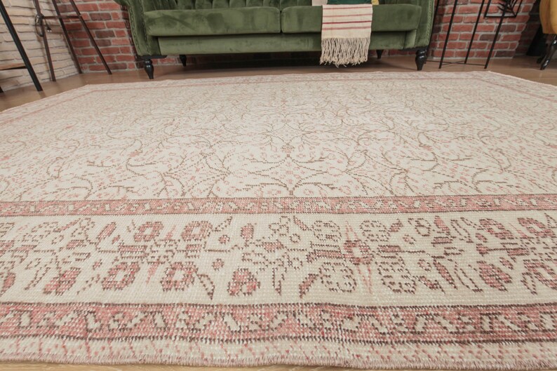 Distressed minimal bedroom rug, 6'3