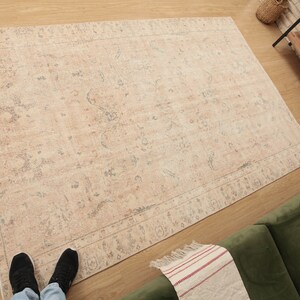 6x9 Turkish bedroom rug, distressed bed plan rug, 6&#39;1&quot; X 8&#39;10&quot;  area rug  D104N7747