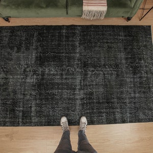 6x9 distressed black area rug, woven rug, 5&#39;6&quot; X 9&#39;1&quot;, vintage rug, D60N4715