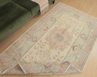 muted beige green area rug, 4'10" X 8'4"  washable bedroom carpet  D52N3478