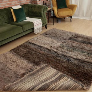 shaggy brown Tulu bedroom rug, 5'8" X 7'9"  vintage living room  carpet  D130N8309