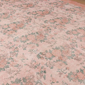 7x10 pink floral area rug, pastel  70&#39;s rug, 6&#39;8&quot; X 10&#39;2&quot; Vintage  Living Room Rug D137N9203