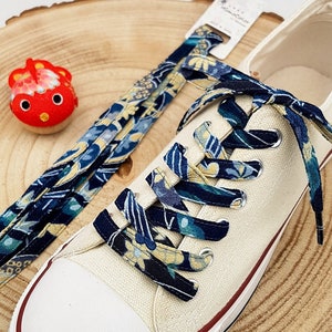 Pair of colored laces in Japanese fabric Chirimen Blue