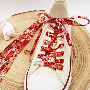 Pair of colorful shoelaces in Japanese fabric Chirimen Red