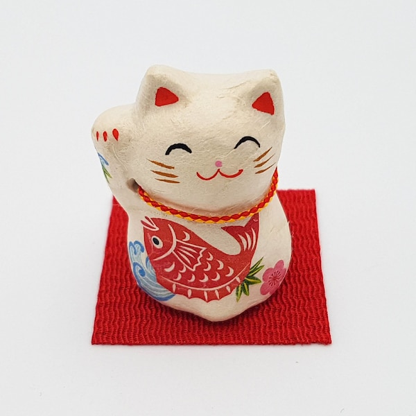 Figurine porte-bonheur Mini Lucky Cat Medetai en papier mâché chat motif poisson