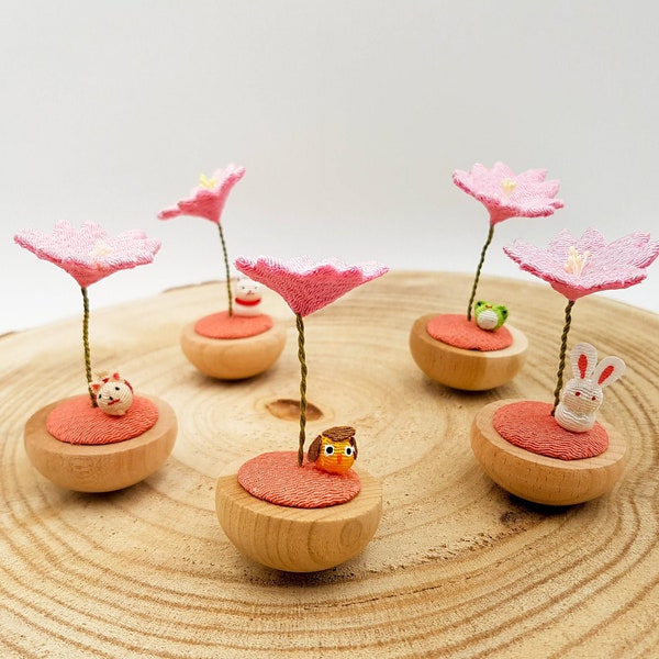 Figurine porte-bonheur japonais sakura et animaux en bois et tissu chirimen