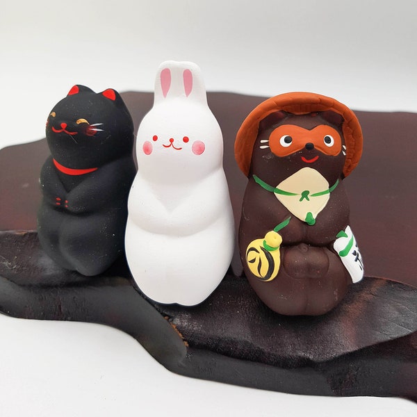 Figurines Osuwari assises Chat Noir Lapin et Raton Laveur, en terre cuite et peint Japon fait main artisanal